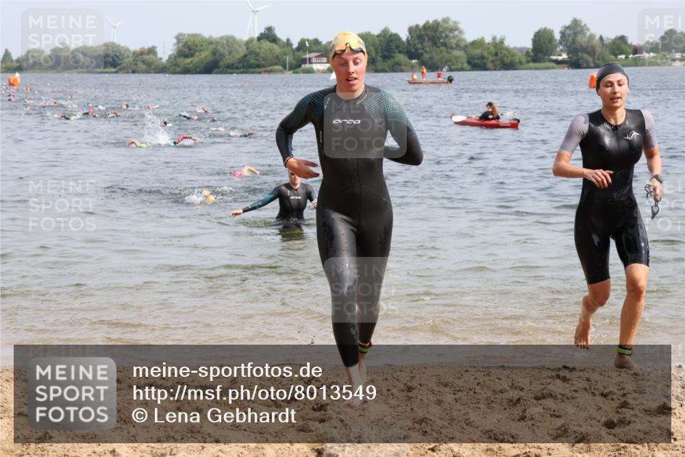 15.06.2025 - 27. Vierlanden-Triathlon Lena Gebhardt http://msf.ph/oto/8013549 15.06.2025 10:13:49 Schwimmen 472, 490, 513, 540, 545, 622 meine-sportfotos.de
