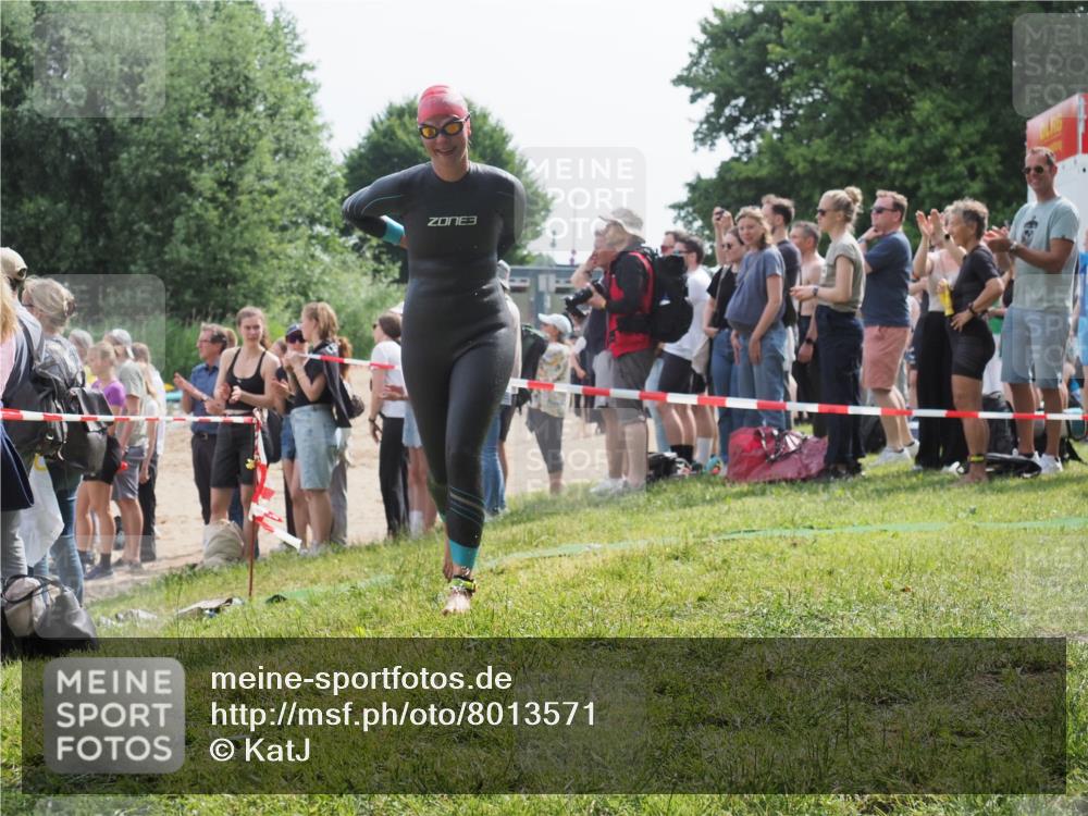 15.06.2025 - 27. Vierlanden-Triathlon KatJ http://msf.ph/oto/8013571 15.06.2025 10:14:54 Schwimmen 476, 521, 525, 546, 559, 570, 593, 608, 1397 meine-sportfotos.de