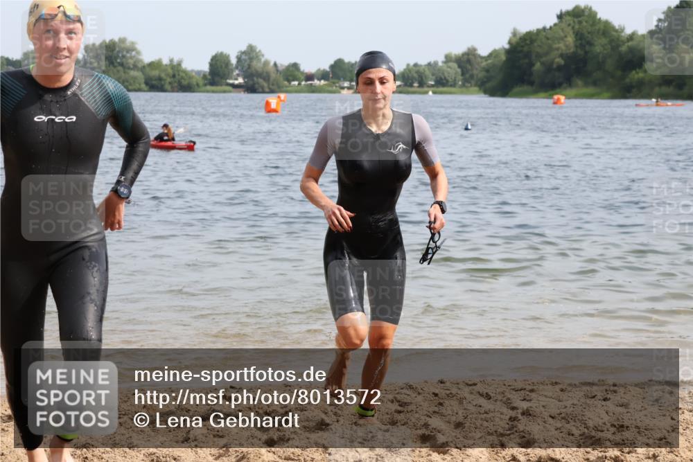 15.06.2025 - 27. Vierlanden-Triathlon Lena Gebhardt http://msf.ph/oto/8013572 15.06.2025 10:13:50 Schwimmen 472, 490, 513, 540, 622 meine-sportfotos.de