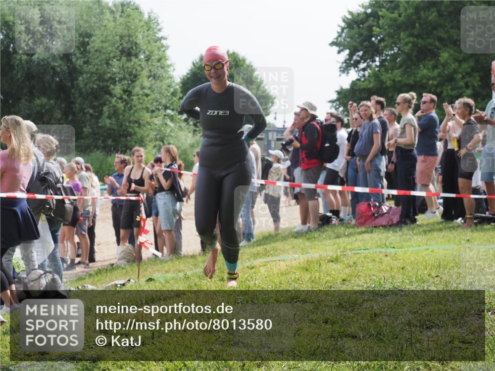 15.06.2025 - 27. Vierlanden-Triathlon KatJ http://msf.ph/oto/8013580 15.06.2025 10:14:54 Schwimmen 476, 521, 525, 546, 559, 570, 593, 608, 1397 meine-sportfotos.de