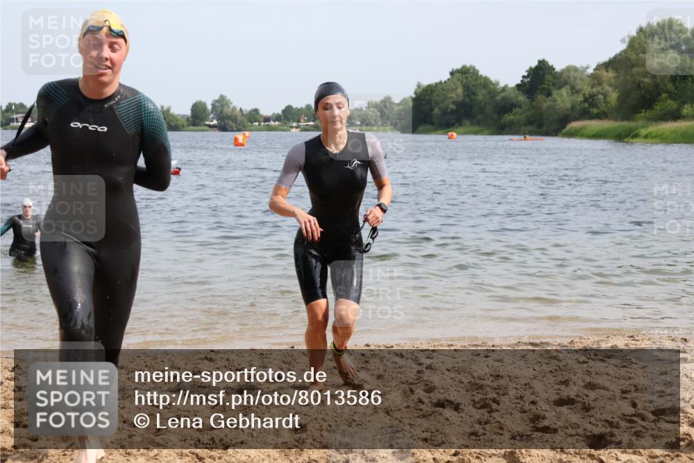 15.06.2025 - 27. Vierlanden-Triathlon Lena Gebhardt http://msf.ph/oto/8013586 15.06.2025 10:13:50 Schwimmen 472, 490, 513, 540, 622 meine-sportfotos.de