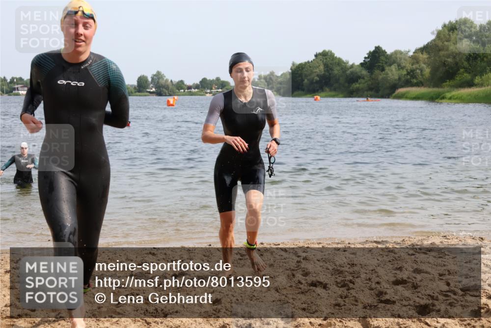 15.06.2025 - 27. Vierlanden-Triathlon Lena Gebhardt http://msf.ph/oto/8013595 15.06.2025 10:13:50 Schwimmen 472, 490, 513, 540, 622 meine-sportfotos.de