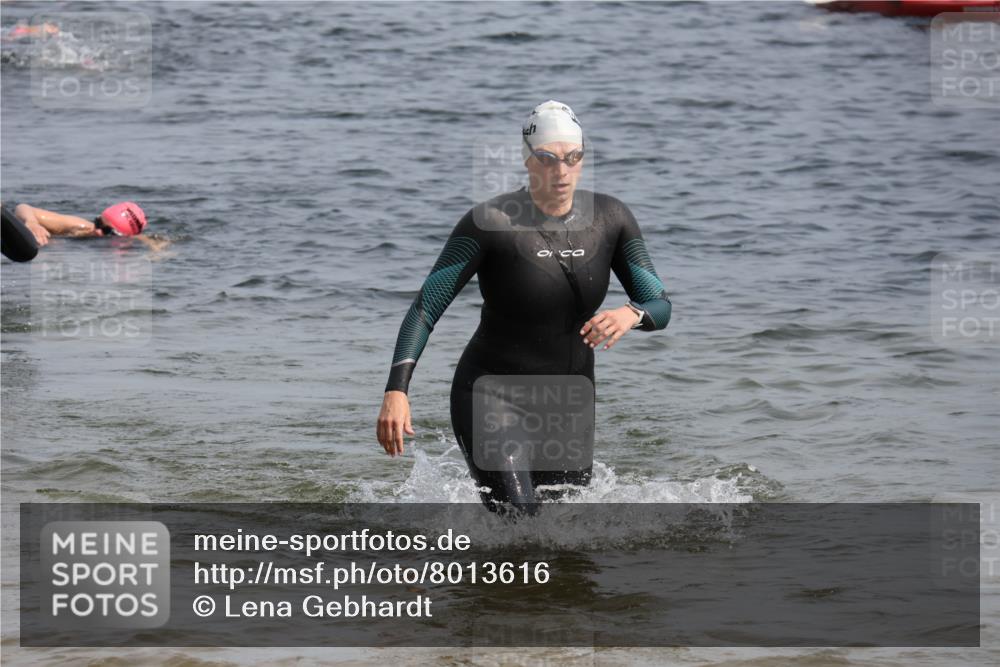 15.06.2025 - 27. Vierlanden-Triathlon Lena Gebhardt http://msf.ph/oto/8013616 15.06.2025 10:13:52 Schwimmen 472, 490, 513, 540, 622 meine-sportfotos.de