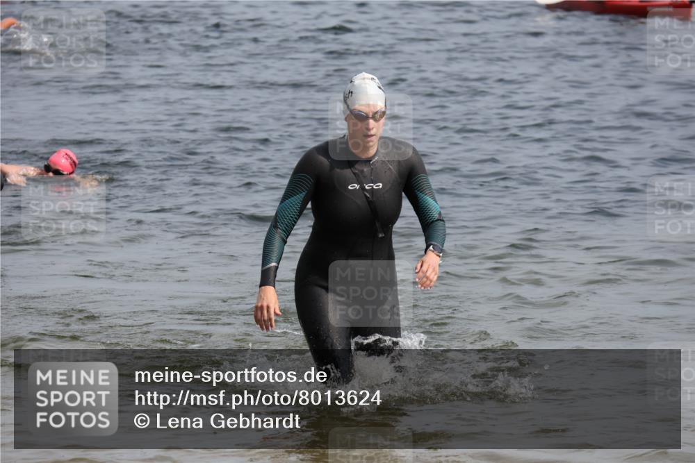 15.06.2025 - 27. Vierlanden-Triathlon Lena Gebhardt http://msf.ph/oto/8013624 15.06.2025 10:13:52 Schwimmen 472, 490, 513, 540, 622 meine-sportfotos.de