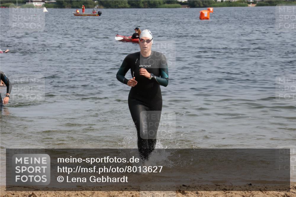15.06.2025 - 27. Vierlanden-Triathlon Lena Gebhardt http://msf.ph/oto/8013627 15.06.2025 10:13:55 Schwimmen 472, 475, 490, 513, 540 meine-sportfotos.de