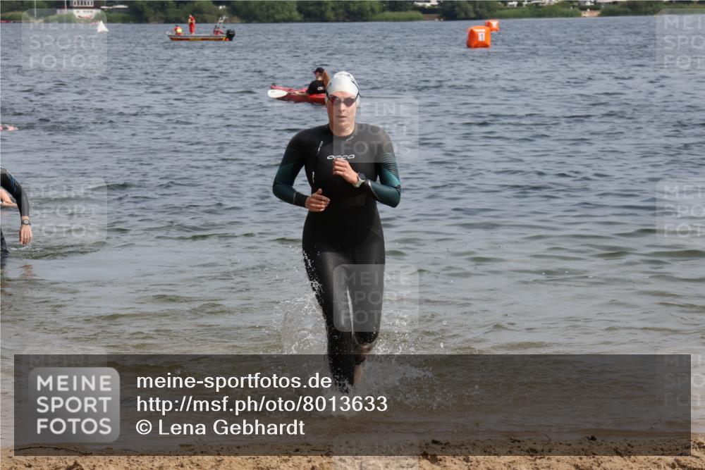 15.06.2025 - 27. Vierlanden-Triathlon Lena Gebhardt http://msf.ph/oto/8013633 15.06.2025 10:13:55 Schwimmen 472, 475, 490, 513, 540 meine-sportfotos.de