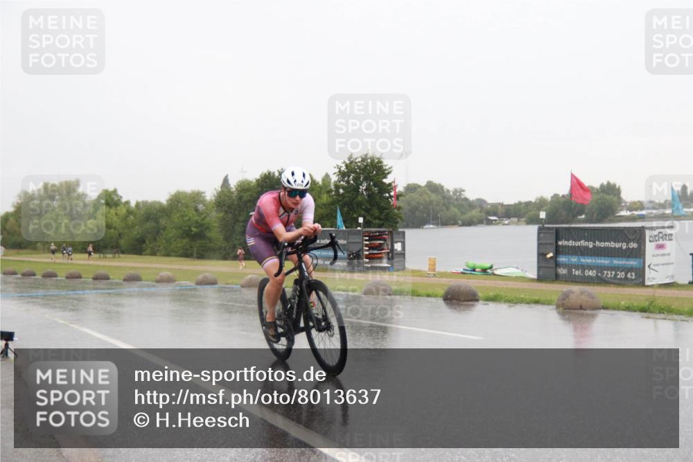 21.06.2025 - 27. Vierlanden-Triathlon H.Heesch http://msf.ph/oto/8013637 15.06.2025 13:44:48 Radfahren 1164, 1172, 1210 meine-sportfotos.de