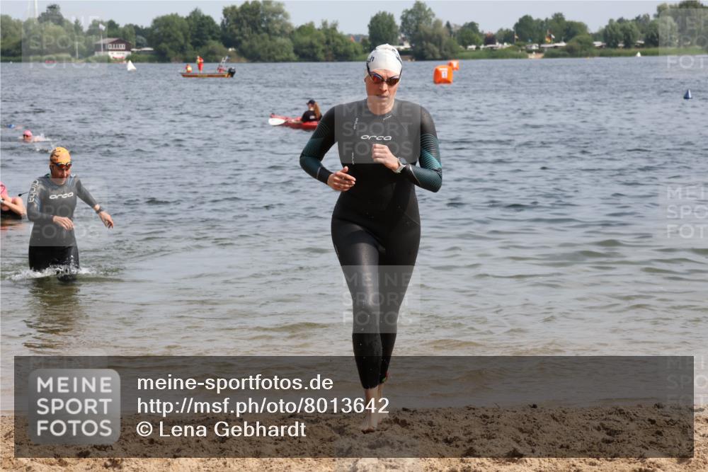 15.06.2025 - 27. Vierlanden-Triathlon Lena Gebhardt http://msf.ph/oto/8013642 15.06.2025 10:13:56 Schwimmen 472, 475, 490, 513, 540 meine-sportfotos.de