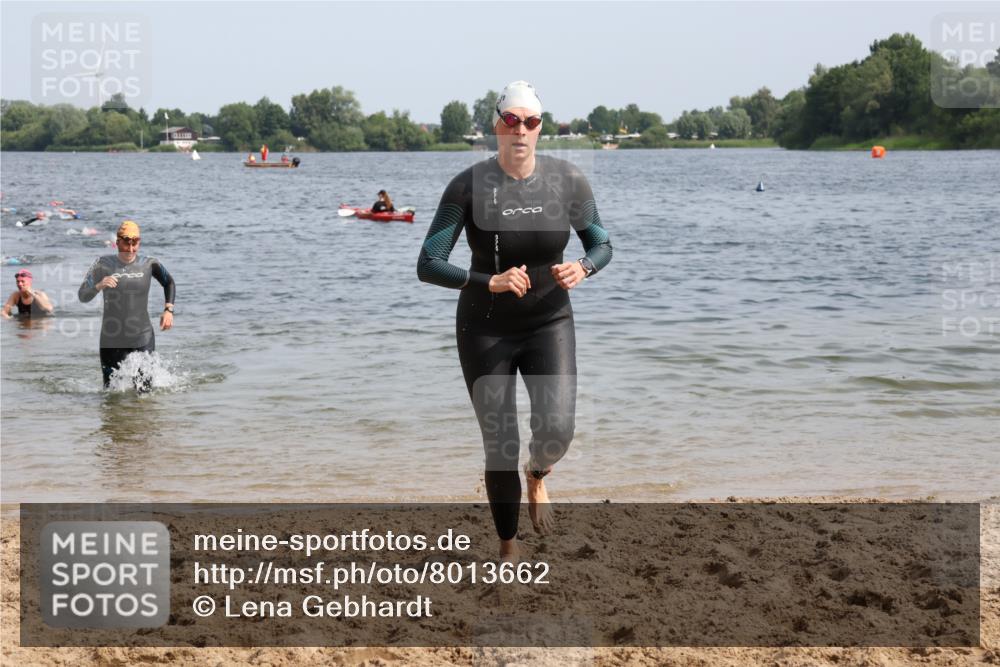 15.06.2025 - 27. Vierlanden-Triathlon Lena Gebhardt http://msf.ph/oto/8013662 15.06.2025 10:13:57 Schwimmen 472, 475, 490, 513, 540 meine-sportfotos.de