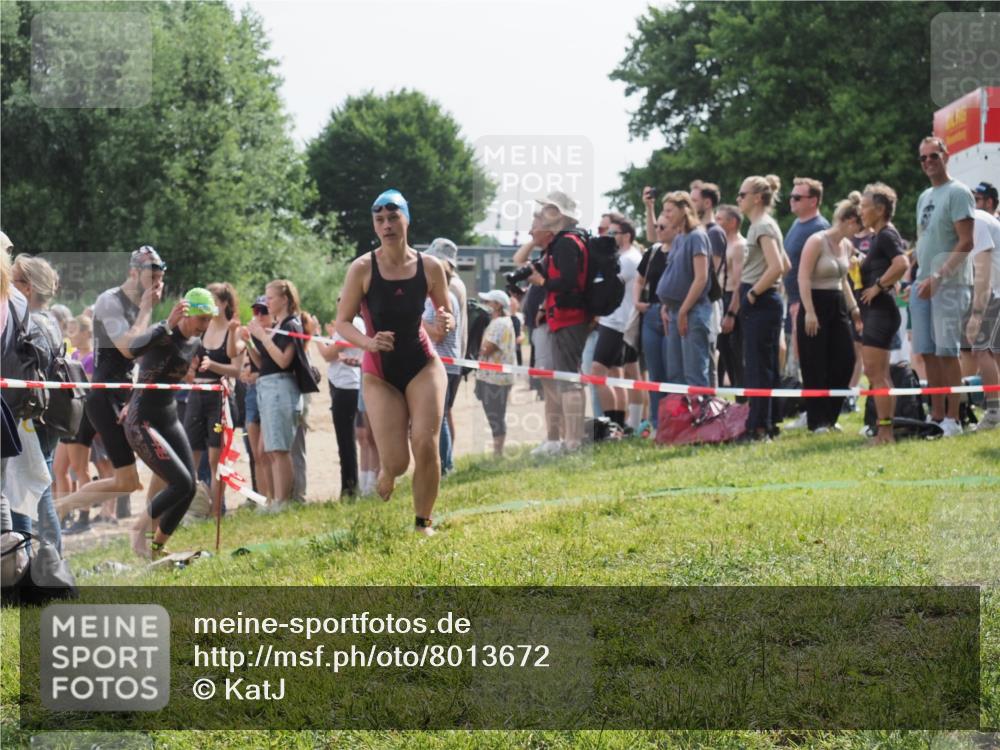15.06.2025 - 27. Vierlanden-Triathlon KatJ http://msf.ph/oto/8013672 15.06.2025 10:14:56 Schwimmen 476, 521, 525, 546, 559, 570, 593, 608, 1397 meine-sportfotos.de