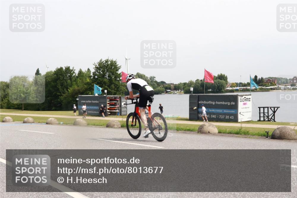 15.06.2025 - 27. Vierlanden-Triathlon H.Heesch http://msf.ph/oto/8013677 15.06.2025 11:09:59 Radfahren 694, 709, 808 meine-sportfotos.de