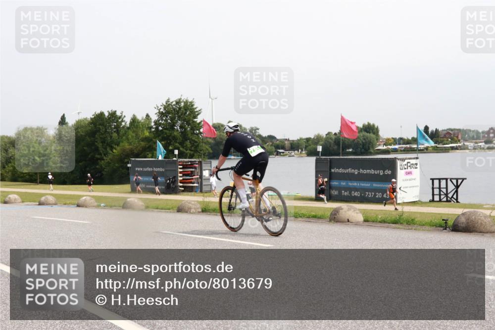 15.06.2025 - 27. Vierlanden-Triathlon H.Heesch http://msf.ph/oto/8013679 15.06.2025 11:10:02 Radfahren 694, 808 meine-sportfotos.de