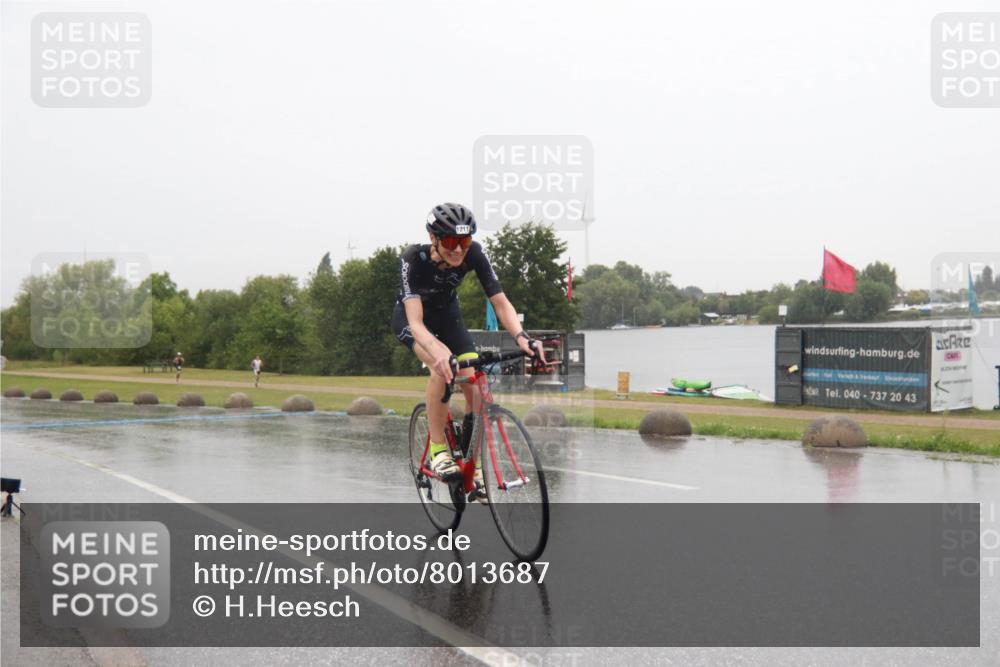 21.06.2025 - 27. Vierlanden-Triathlon H.Heesch http://msf.ph/oto/8013687 15.06.2025 13:47:04 Radfahren 1211, 1213 meine-sportfotos.de