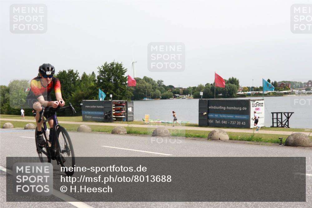 15.06.2025 - 27. Vierlanden-Triathlon H.Heesch http://msf.ph/oto/8013688 15.06.2025 11:10:11 Radfahren 130, 210, 751, 822 meine-sportfotos.de
