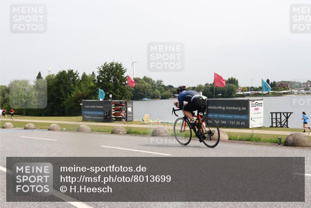 15.06.2025 - 27. Vierlanden-Triathlon H.Heesch http://msf.ph/oto/8013699 15.06.2025 11:10:13 Radfahren 130, 210, 822, 851 meine-sportfotos.de