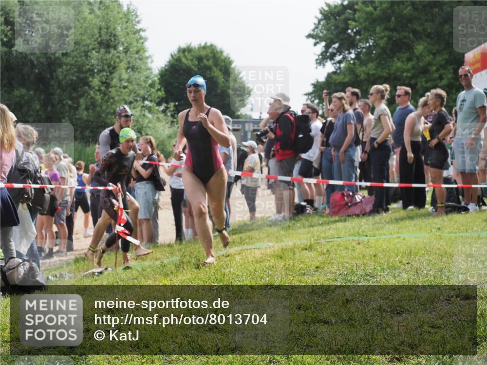 15.06.2025 - 27. Vierlanden-Triathlon KatJ http://msf.ph/oto/8013704 15.06.2025 10:14:56 Schwimmen 476, 521, 525, 546, 559, 570, 593, 608, 1397 meine-sportfotos.de