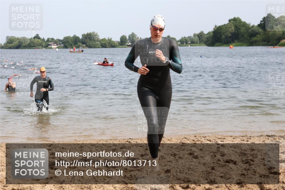 15.06.2025 - 27. Vierlanden-Triathlon Lena Gebhardt http://msf.ph/oto/8013713 15.06.2025 10:13:58 Schwimmen 472, 475, 490, 540 meine-sportfotos.de