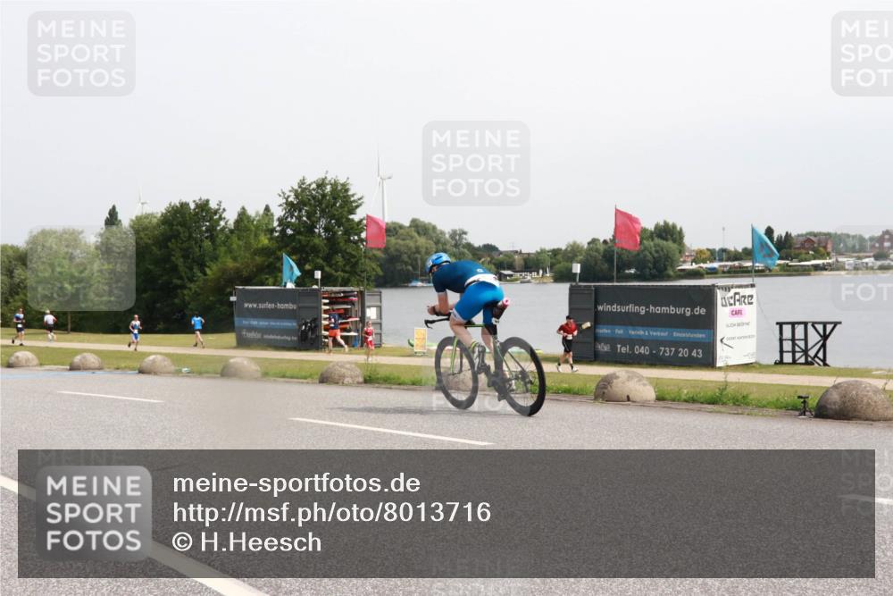 15.06.2025 - 27. Vierlanden-Triathlon H.Heesch http://msf.ph/oto/8013716 15.06.2025 11:10:26 Radfahren 668, 701, 867 meine-sportfotos.de