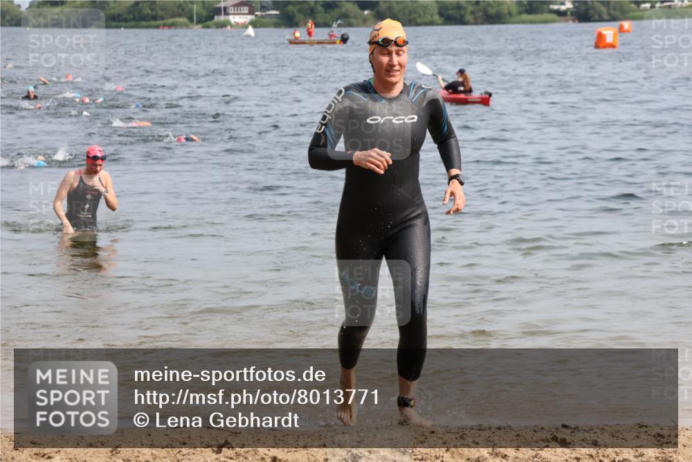 15.06.2025 - 27. Vierlanden-Triathlon Lena Gebhardt http://msf.ph/oto/8013771 15.06.2025 10:14:01 Schwimmen 472, 475, 490, 632 meine-sportfotos.de