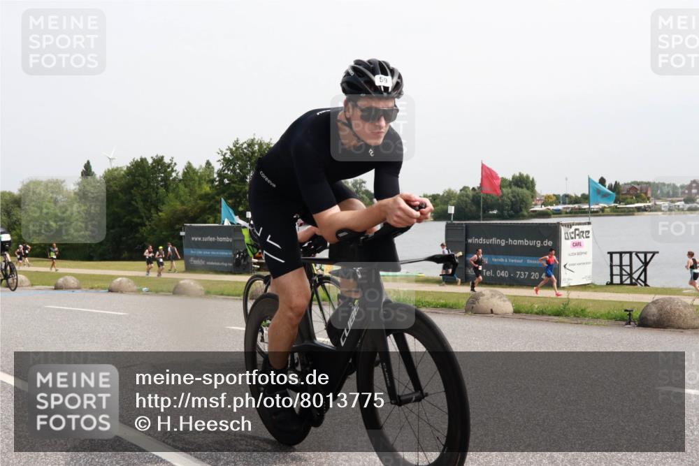15.06.2025 - 27. Vierlanden-Triathlon H.Heesch http://msf.ph/oto/8013775 15.06.2025 11:11:25 Radfahren 59, 77, 127, 646 meine-sportfotos.de