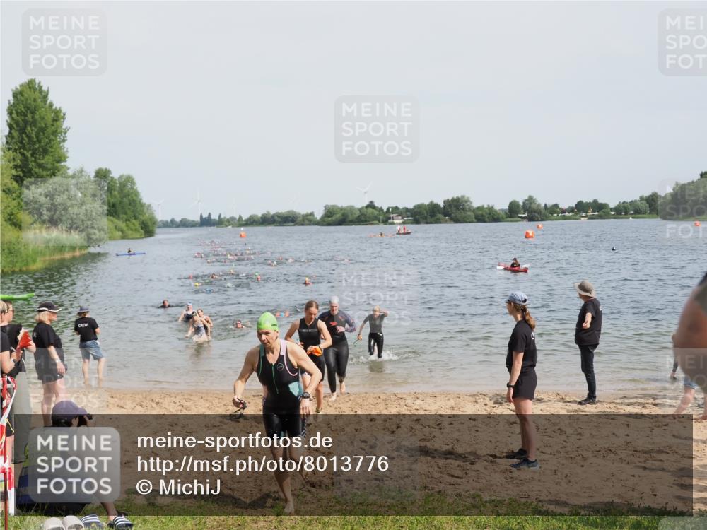 21.06.2025 - 27. Vierlanden-Triathlon MichiJ http://msf.ph/oto/8013776 15.06.2026 10:15:42 Schwimmen 483, 509, 511, 564, 577, 590, 630 meine-sportfotos.de