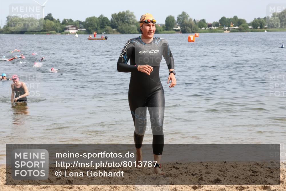 15.06.2025 - 27. Vierlanden-Triathlon Lena Gebhardt http://msf.ph/oto/8013787 15.06.2025 10:14:01 Schwimmen 472, 475, 490, 632 meine-sportfotos.de