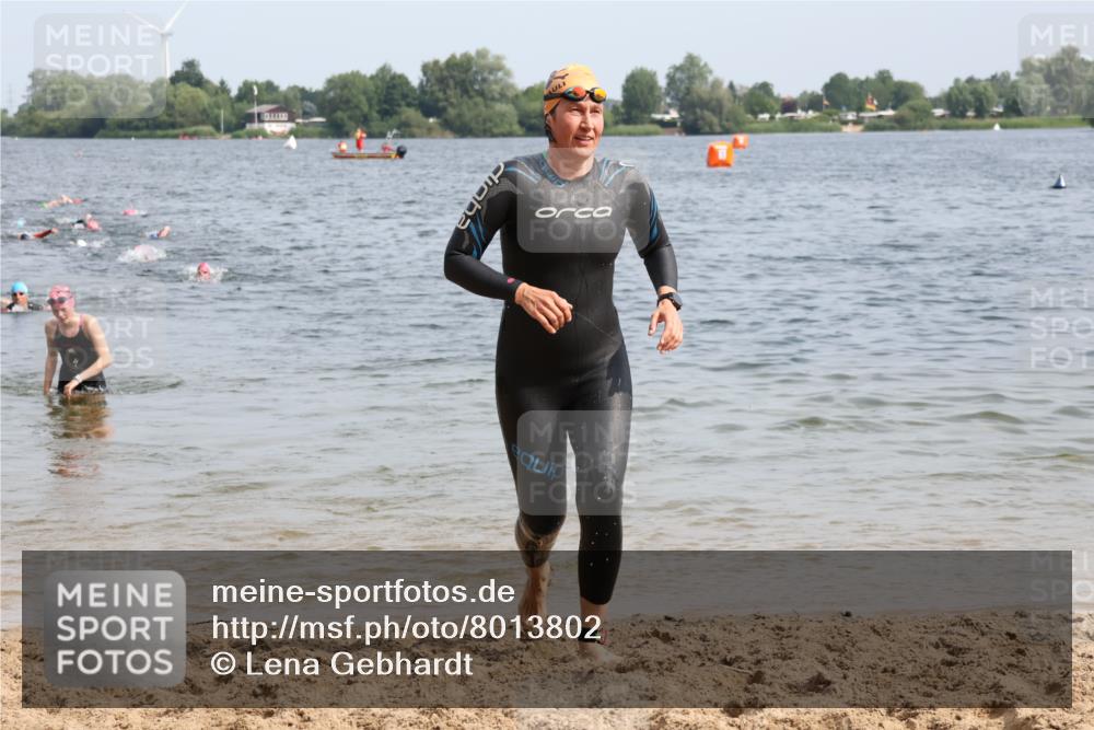 15.06.2025 - 27. Vierlanden-Triathlon Lena Gebhardt http://msf.ph/oto/8013802 15.06.2025 10:14:01 Schwimmen 472, 475, 490, 632 meine-sportfotos.de