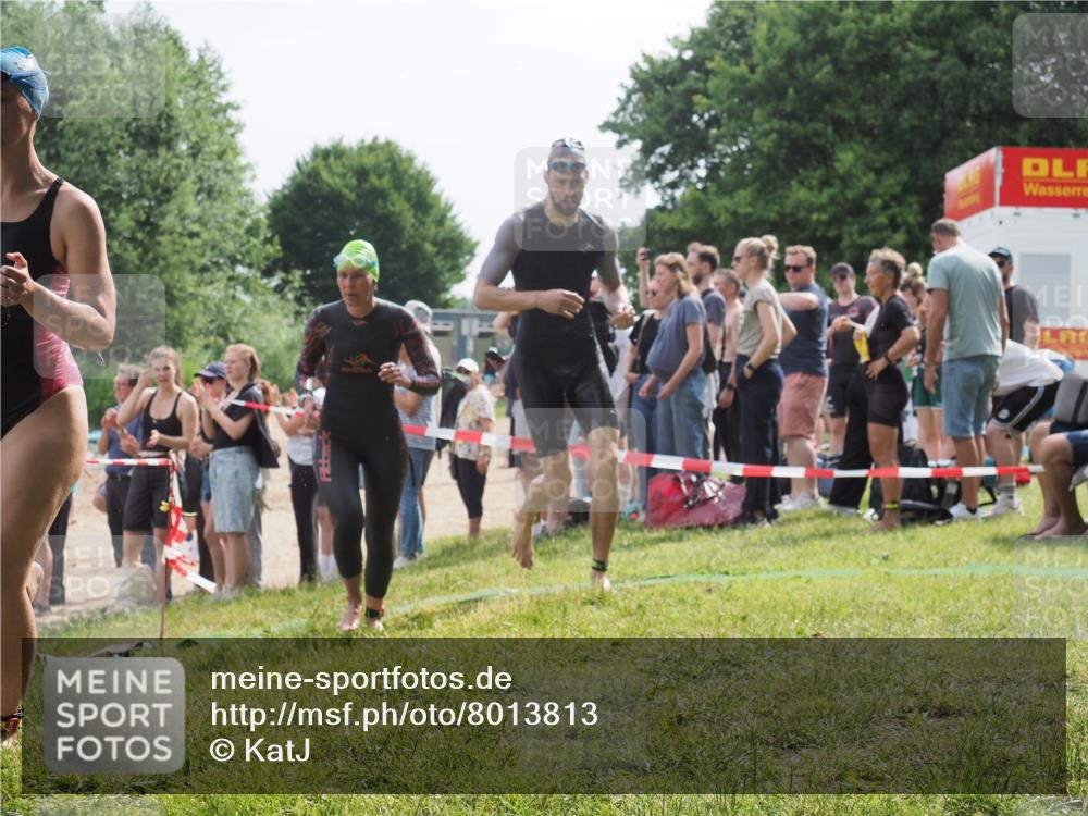 15.06.2025 - 27. Vierlanden-Triathlon KatJ http://msf.ph/oto/8013813 15.06.2025 10:14:57 Schwimmen 476, 521, 525, 559, 570, 592, 593, 605, 608, 1397 meine-sportfotos.de