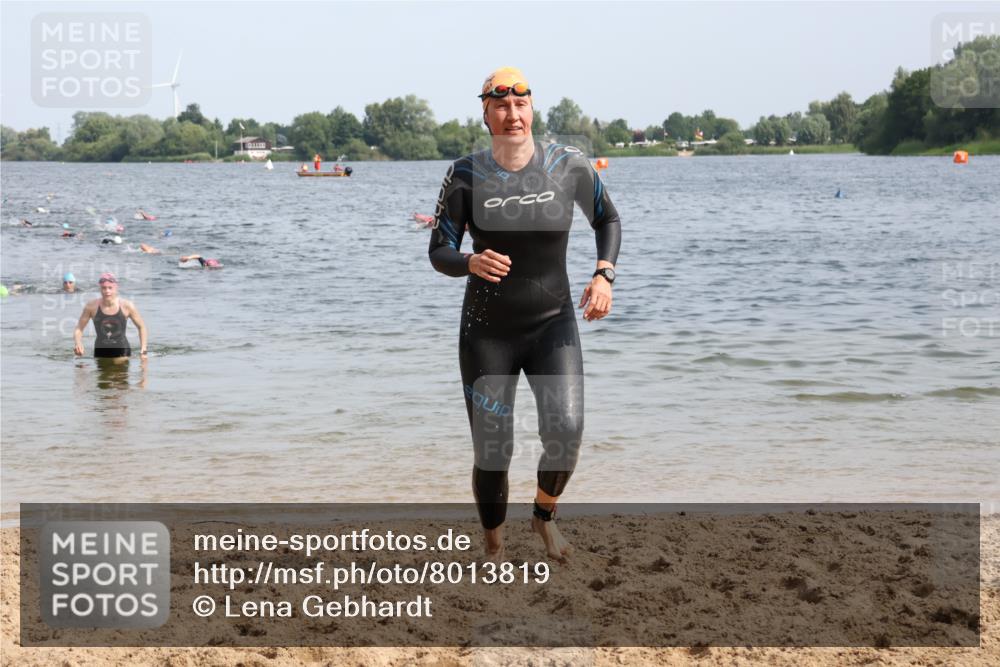 15.06.2025 - 27. Vierlanden-Triathlon Lena Gebhardt http://msf.ph/oto/8013819 15.06.2025 10:14:02 Schwimmen 472, 475, 632 meine-sportfotos.de