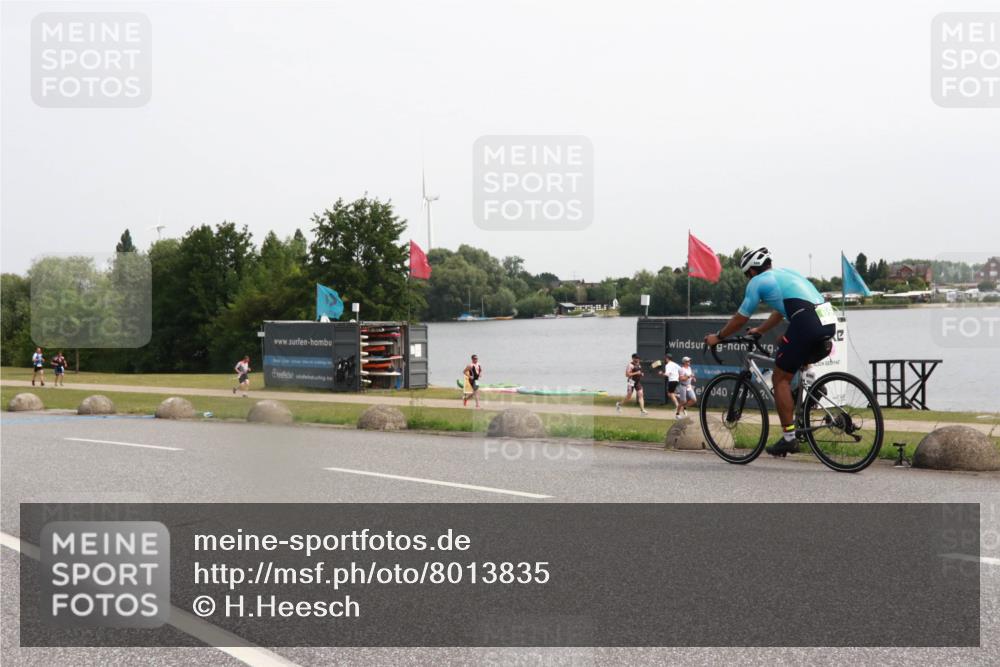 15.06.2025 - 27. Vierlanden-Triathlon H.Heesch http://msf.ph/oto/8013835 15.06.2025 11:12:23 Radfahren 235, 474, 854 meine-sportfotos.de