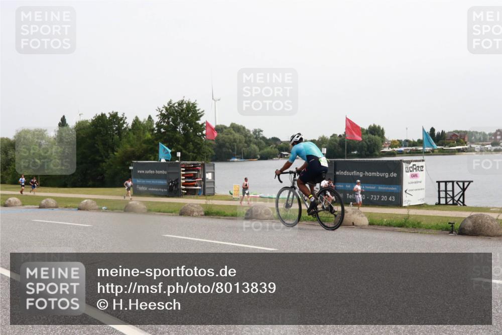 15.06.2025 - 27. Vierlanden-Triathlon H.Heesch http://msf.ph/oto/8013839 15.06.2025 11:12:23 Radfahren 235, 474, 854 meine-sportfotos.de