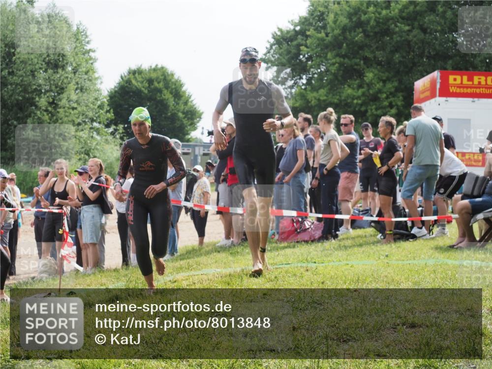 15.06.2025 - 27. Vierlanden-Triathlon KatJ http://msf.ph/oto/8013848 15.06.2025 10:14:58 Schwimmen 476, 521, 525, 528, 570, 592, 593, 605, 608, 1397 meine-sportfotos.de