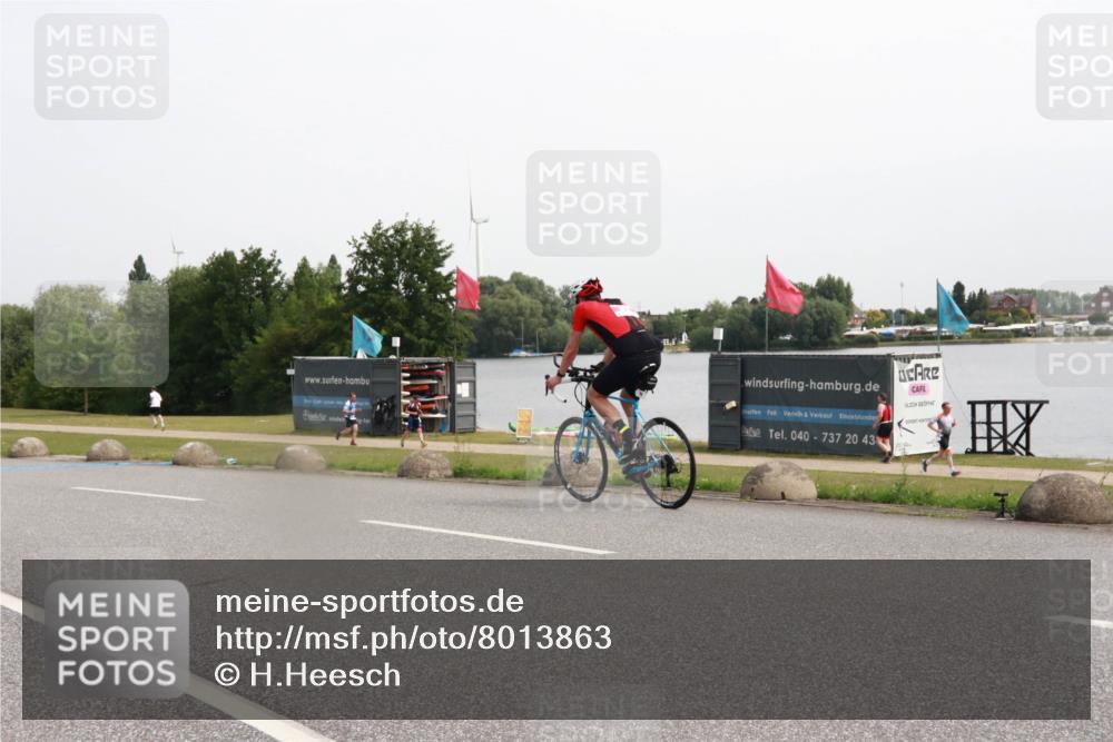 15.06.2025 - 27. Vierlanden-Triathlon H.Heesch http://msf.ph/oto/8013863 15.06.2025 11:12:31 Radfahren 82, 222, 637, 699, 810 meine-sportfotos.de