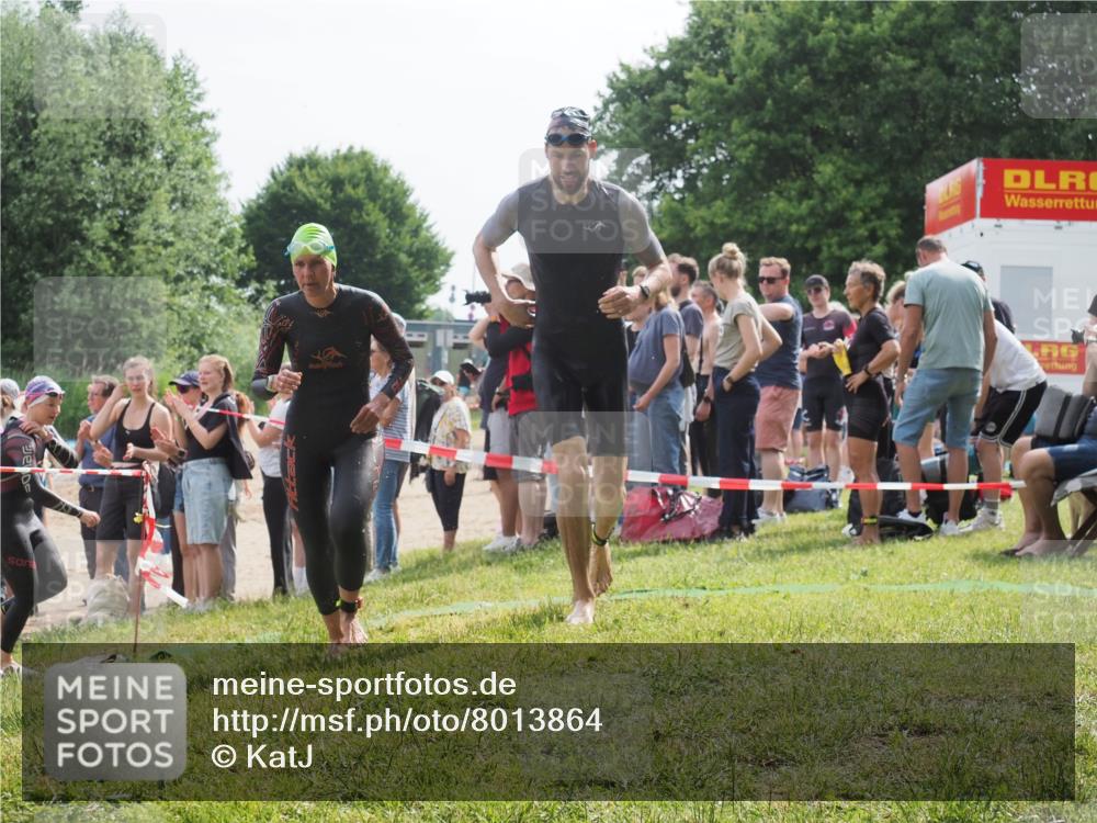 15.06.2025 - 27. Vierlanden-Triathlon KatJ http://msf.ph/oto/8013864 15.06.2025 10:14:58 Schwimmen 476, 521, 525, 528, 570, 592, 593, 605, 608, 1397 meine-sportfotos.de