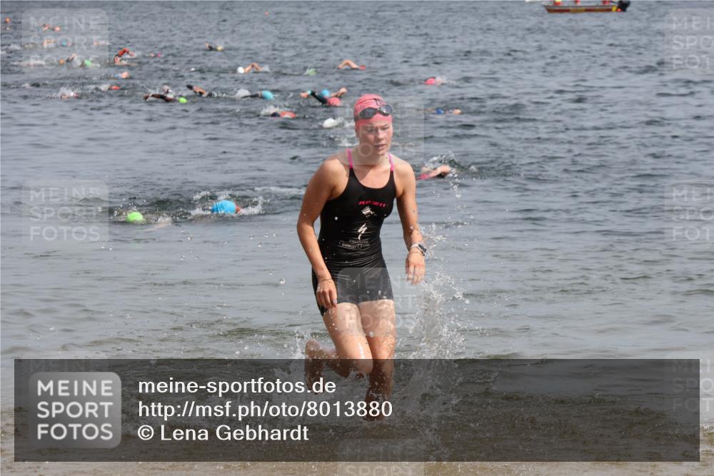 15.06.2025 - 27. Vierlanden-Triathlon Lena Gebhardt http://msf.ph/oto/8013880 15.06.2025 10:14:07 Schwimmen 472, 475, 632 meine-sportfotos.de