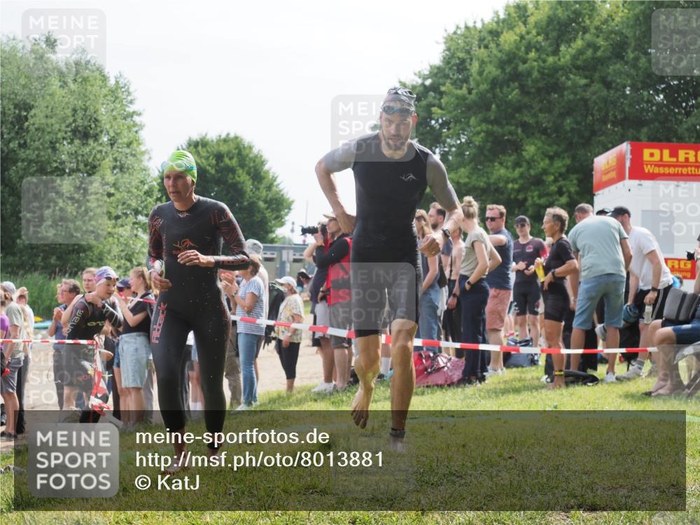 15.06.2025 - 27. Vierlanden-Triathlon KatJ http://msf.ph/oto/8013881 15.06.2025 10:14:58 Schwimmen 476, 521, 525, 528, 570, 592, 593, 605, 608, 1397 meine-sportfotos.de