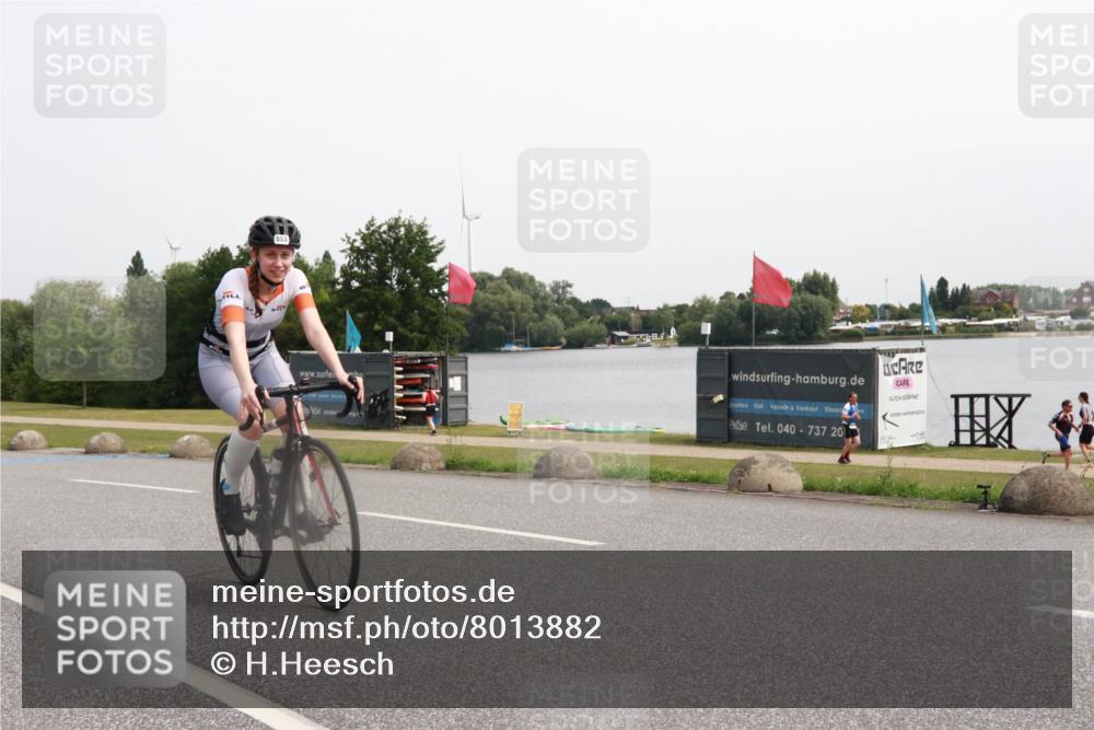 15.06.2025 - 27. Vierlanden-Triathlon H.Heesch http://msf.ph/oto/8013882 15.06.2025 11:12:38 Radfahren 82, 553, 696 meine-sportfotos.de