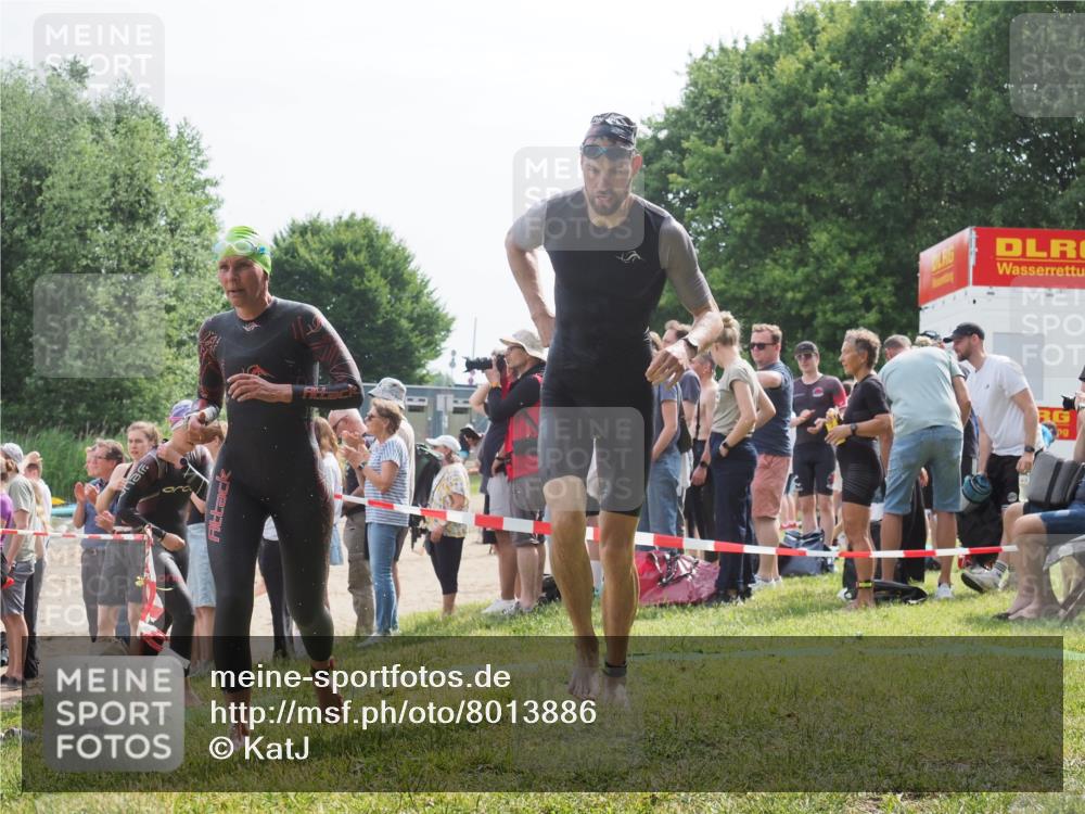 15.06.2025 - 27. Vierlanden-Triathlon KatJ http://msf.ph/oto/8013886 15.06.2025 10:14:58 Schwimmen 476, 521, 525, 528, 570, 592, 593, 605, 608, 1397 meine-sportfotos.de