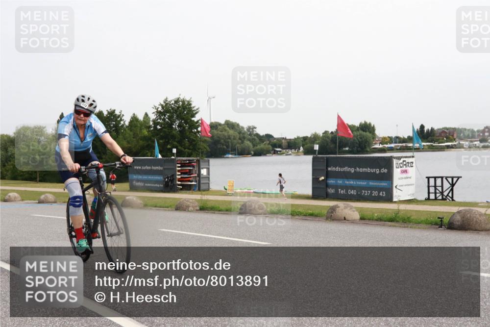 15.06.2025 - 27. Vierlanden-Triathlon H.Heesch http://msf.ph/oto/8013891 15.06.2025 11:12:42 Radfahren 553, 572, 578 meine-sportfotos.de