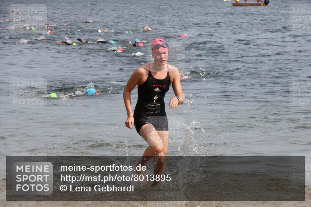 15.06.2025 - 27. Vierlanden-Triathlon Lena Gebhardt http://msf.ph/oto/8013895 15.06.2025 10:14:07 Schwimmen 472, 475, 632 meine-sportfotos.de