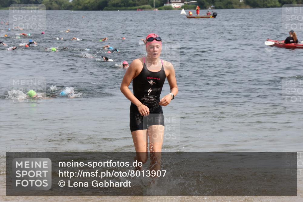 15.06.2025 - 27. Vierlanden-Triathlon Lena Gebhardt http://msf.ph/oto/8013907 15.06.2025 10:14:08 Schwimmen 472, 475, 632 meine-sportfotos.de