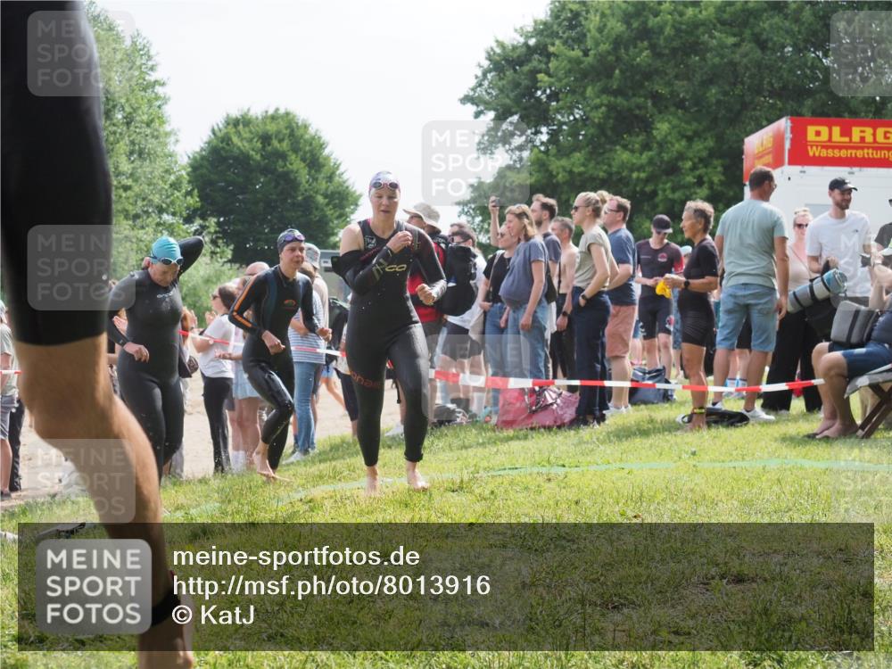 15.06.2025 - 27. Vierlanden-Triathlon KatJ http://msf.ph/oto/8013916 15.06.2025 10:15:00 Schwimmen 476, 521, 525, 528, 570, 592, 593, 605, 608, 1397 meine-sportfotos.de