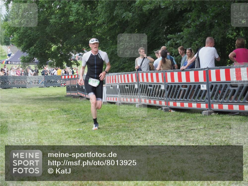 21.06.2025 - 27. Vierlanden-Triathlon KatJ http://msf.ph/oto/8013925 15.06.2025 13:11:33 Ziel 808 meine-sportfotos.de