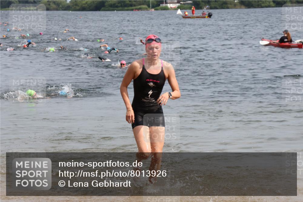 15.06.2025 - 27. Vierlanden-Triathlon Lena Gebhardt http://msf.ph/oto/8013926 15.06.2025 10:14:08 Schwimmen 472, 475, 632 meine-sportfotos.de