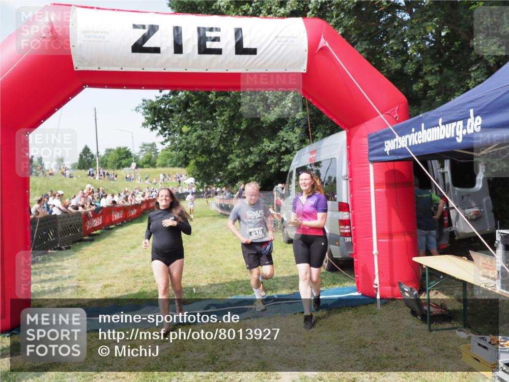 21.06.2025 - 27. Vierlanden-Triathlon MichiJ http://msf.ph/oto/8013927 15.06.2026 11:30:53 Ziel 610 meine-sportfotos.de