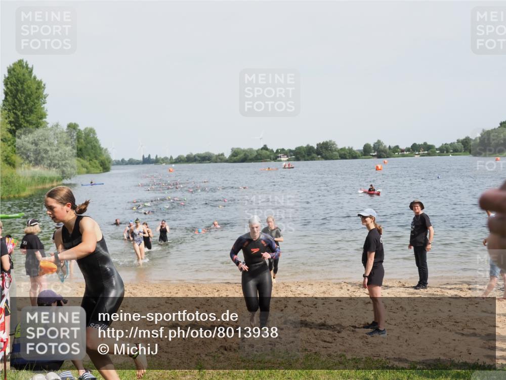 21.06.2025 - 27. Vierlanden-Triathlon MichiJ http://msf.ph/oto/8013938 15.06.2026 10:15:44 Schwimmen 483, 505, 509, 564, 577, 590, 630 meine-sportfotos.de
