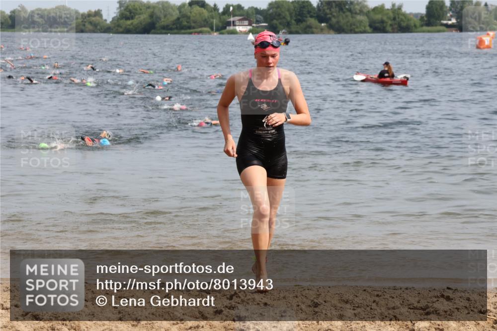 15.06.2025 - 27. Vierlanden-Triathlon Lena Gebhardt http://msf.ph/oto/8013943 15.06.2025 10:14:09 Schwimmen 475, 632 meine-sportfotos.de