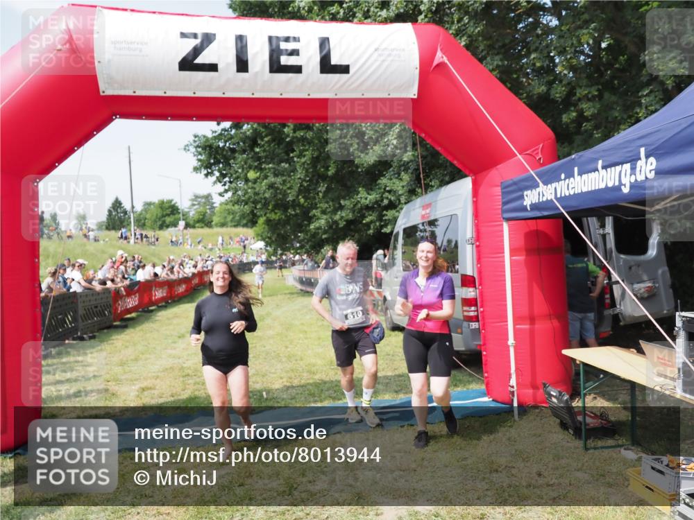 21.06.2025 - 27. Vierlanden-Triathlon MichiJ http://msf.ph/oto/8013944 15.06.2026 11:30:53 Ziel 610 meine-sportfotos.de