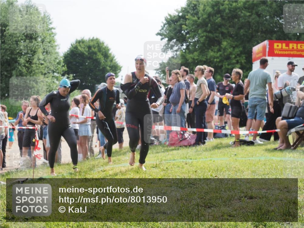 15.06.2025 - 27. Vierlanden-Triathlon KatJ http://msf.ph/oto/8013950 15.06.2025 10:15:00 Schwimmen 476, 521, 525, 528, 570, 592, 593, 605, 608, 1397 meine-sportfotos.de