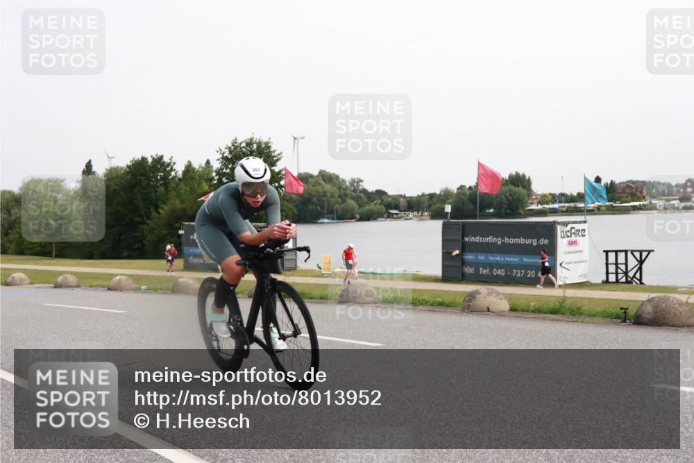 15.06.2025 - 27. Vierlanden-Triathlon H.Heesch http://msf.ph/oto/8013952 15.06.2025 11:13:32 Radfahren 132, 202, 837 meine-sportfotos.de
